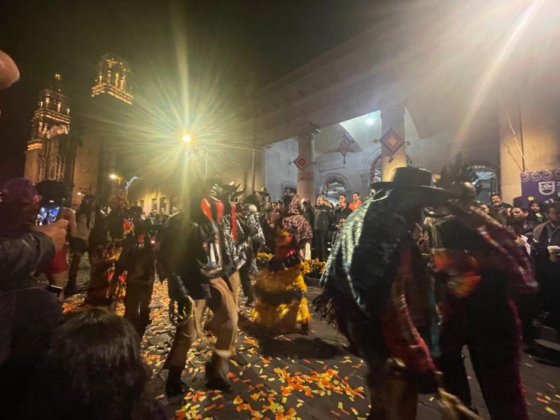 Centenas de zacatecanos, presencian desfile por Día de Muertos