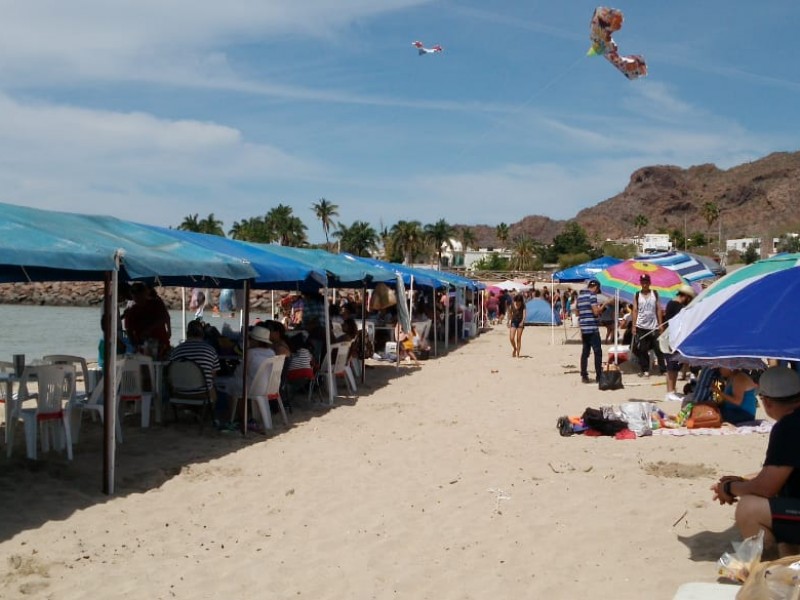 Miles disfrutan de las playas en Guaymas