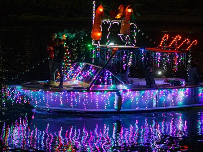 Miles disfrutaron del desfile navideño de botes en Miramar