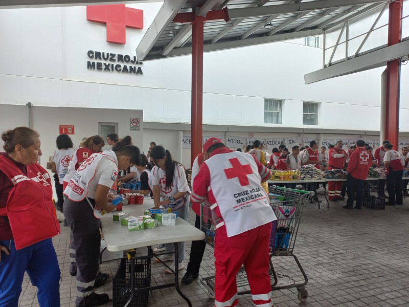 Miles entregan víveres para Guerrero en Cruz Roja CDMX