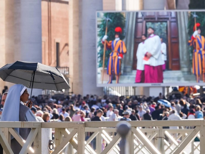 Miles esperan la fumata blanca en el Vaticano