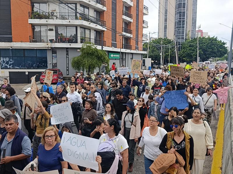 Miles exigen agua limpia en calles Guadalajara, a pesar de la violencia