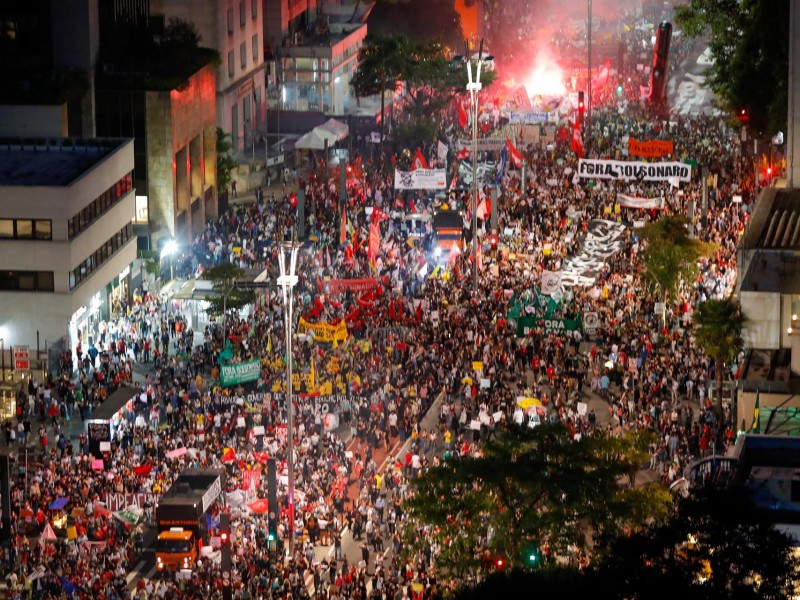 Miles marchan contra Bolsonaro por manejo de Pandemia