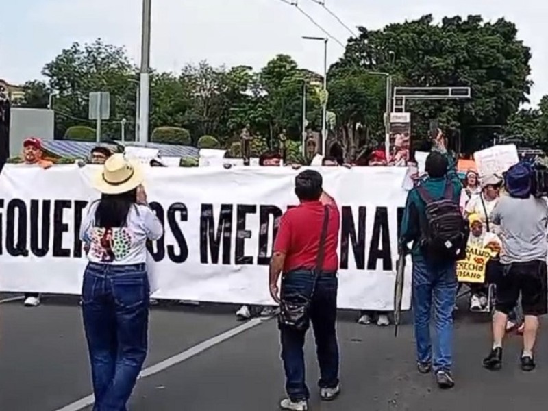 Miles marchan en México para exigir medicamentos