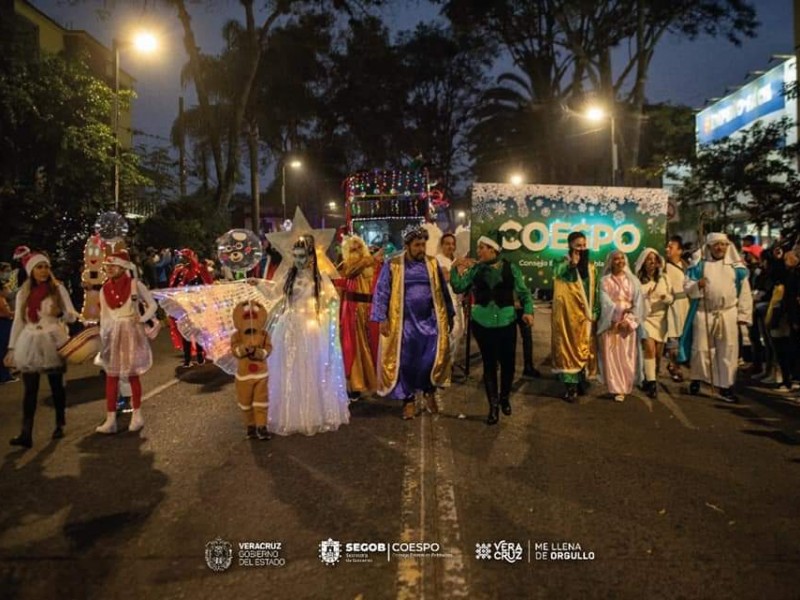 Miles participaron en Segundo Desfile Iluminado de Xalapa