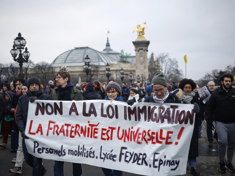 Miles se manifiestan en Francia contra nueva ley de Inmigración