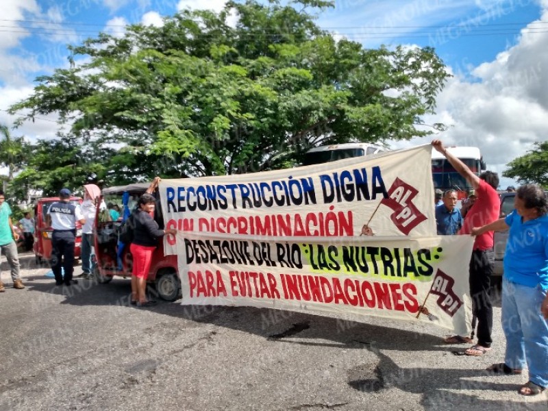 Militantes del ALPI bloquean la carretera en Juchitán