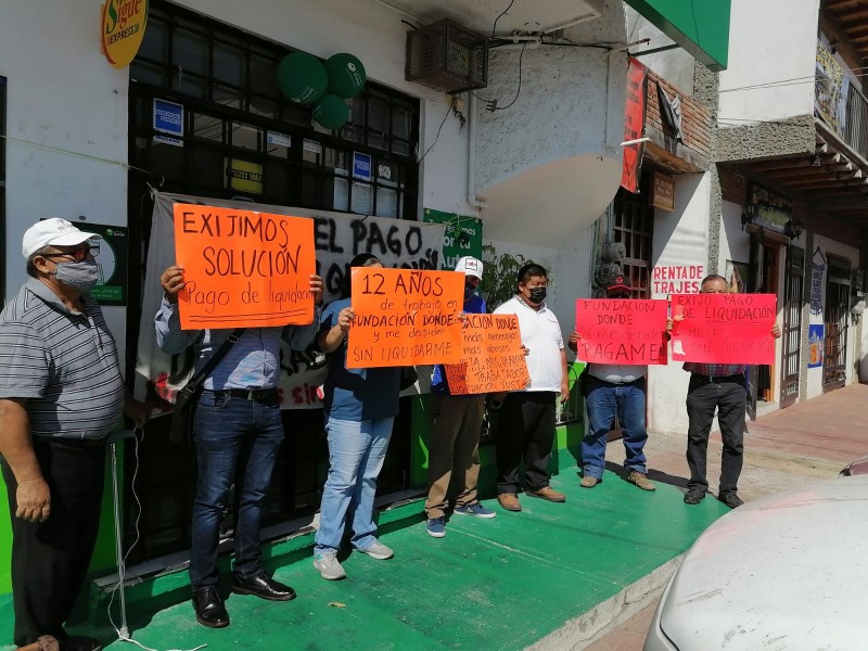 Militantes del MIR toman casa financiera por despido de trabajador