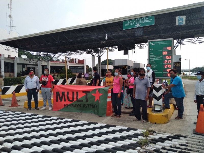 Militantes del MULT realizan bloqueos carreteros en Oaxaca