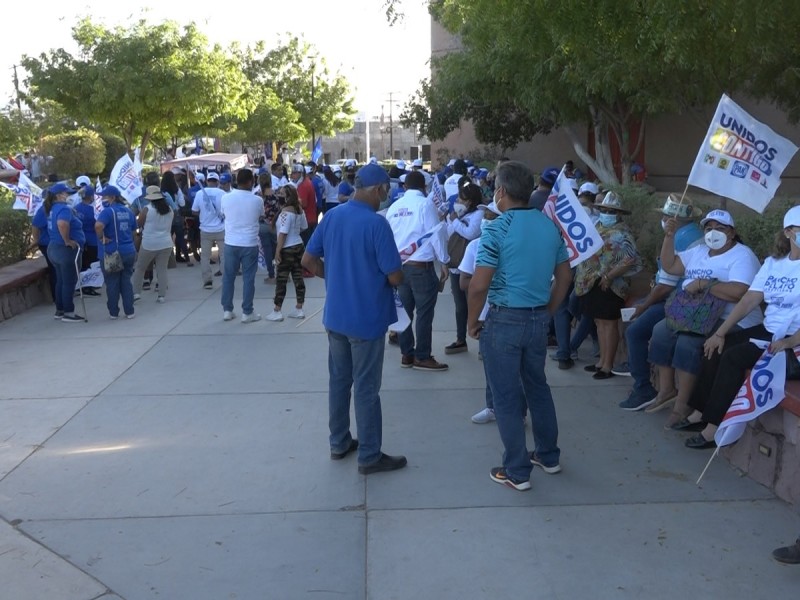 Militantes se aglomeran durante el segundo debate