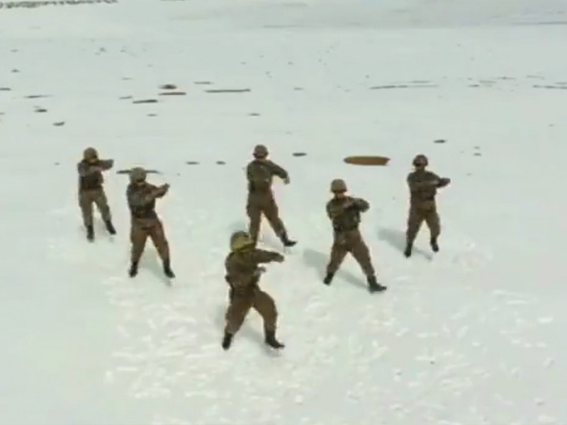 Militares chinos bailan a cinco mil metros de altura