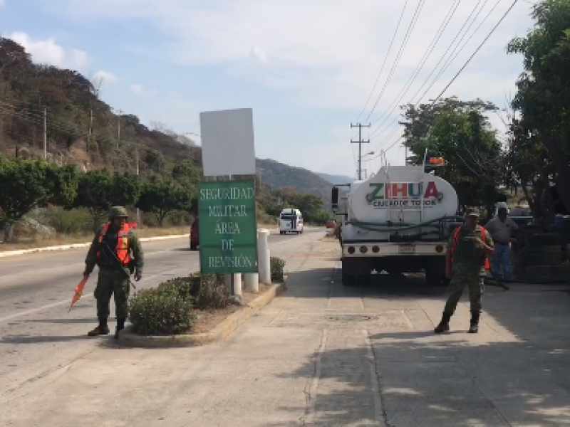 Militares implementan puestos de seguridad en Zihuatanejo