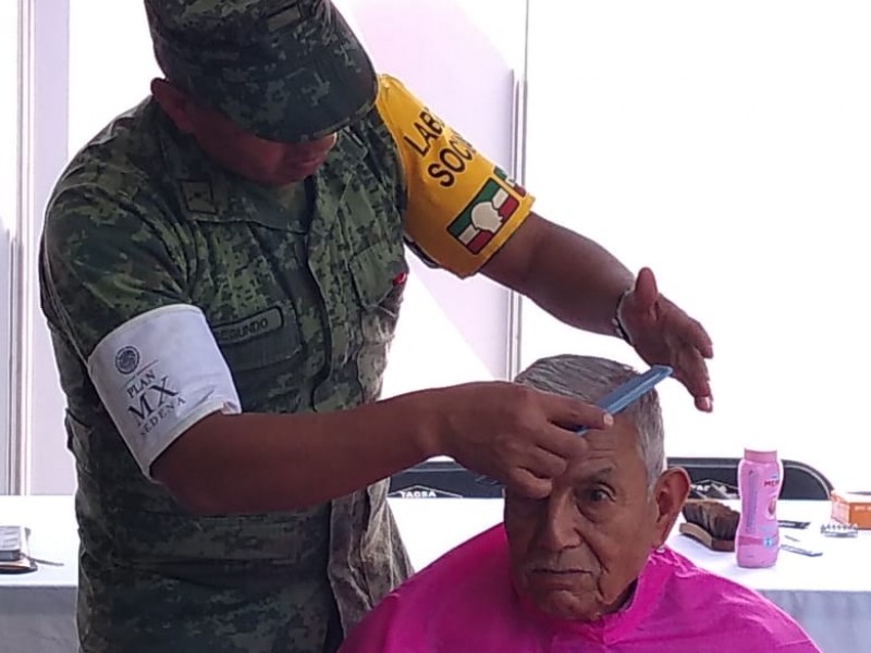 Militares la hacen de estilistas en Toluca