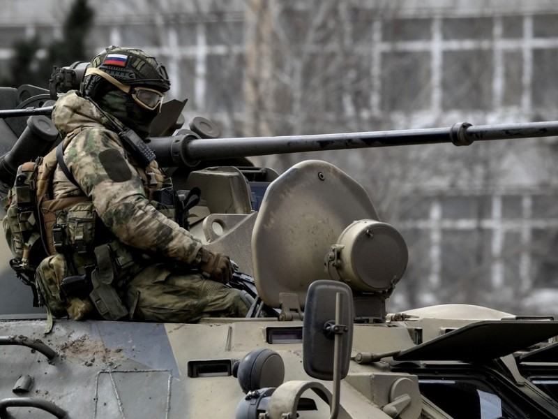 Militares rusos avanzan por Kiev