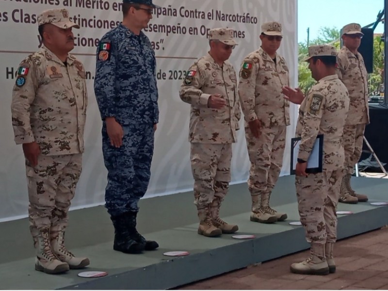 Militares son condecorados por tareas contra el narcotráfico