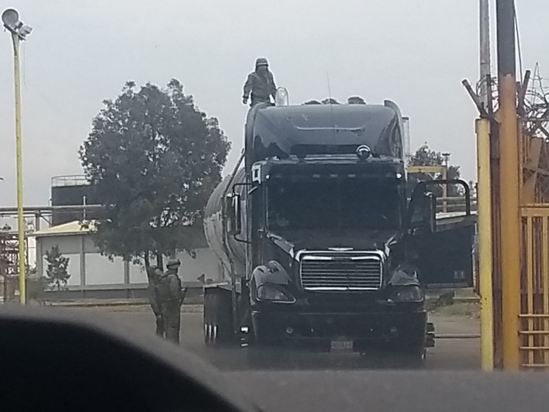 Militares supervisan pipas al salir de refinería