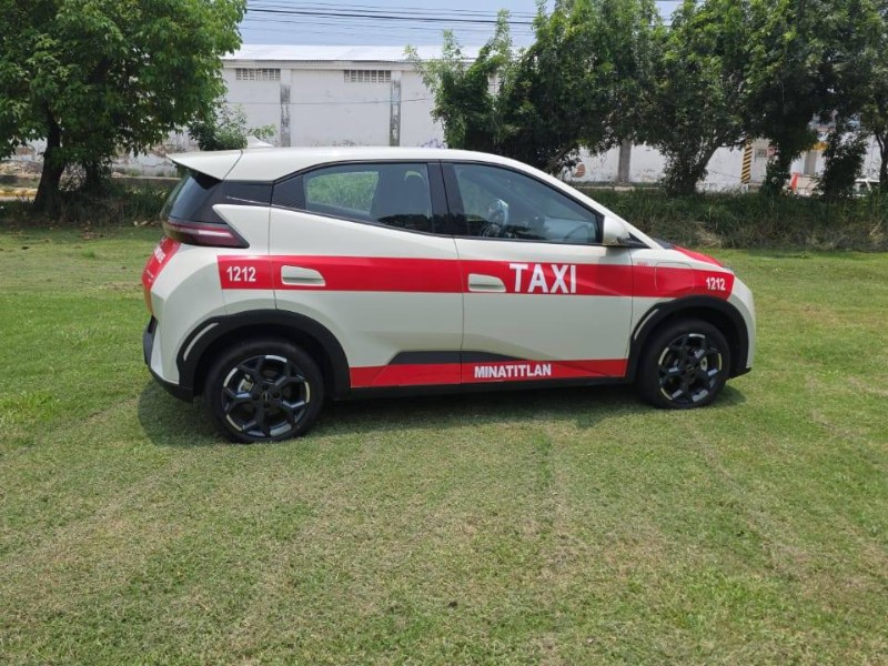Minatitlán estrena su primer taxi totalmente eléctrico