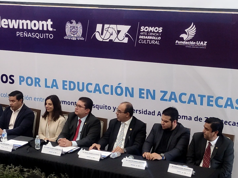 Minera y UAZ entregan becas a estudiantes.