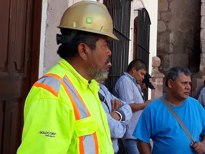 Minero instala plantón en Plaza de Armas