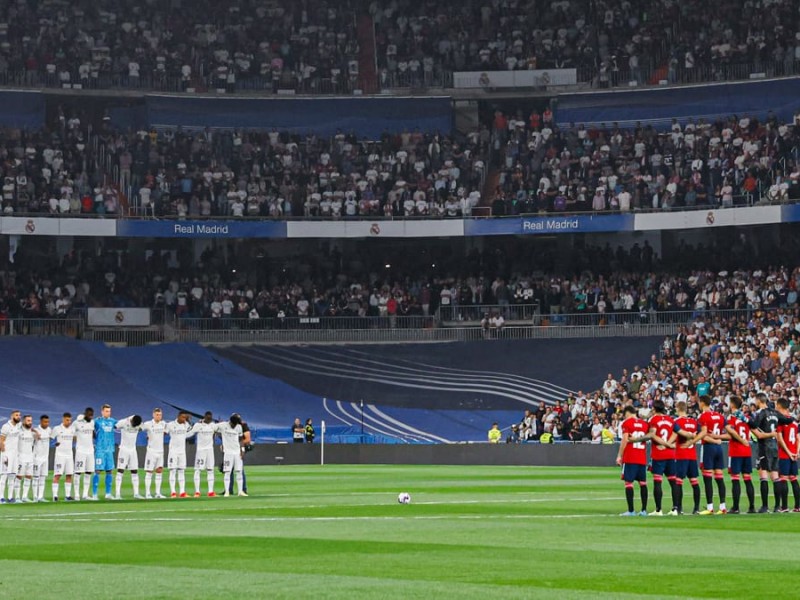 Minuto de silencio en el Bernabéu tras tragedia en Indonesia