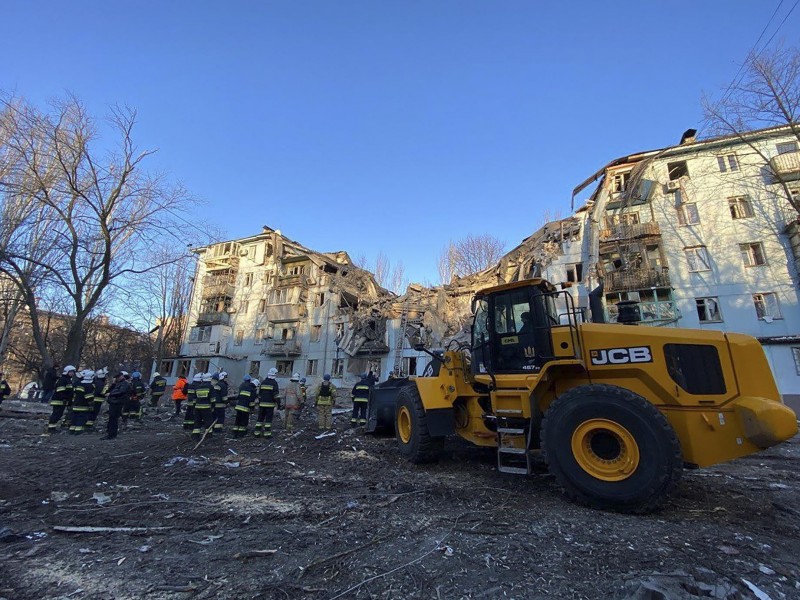 Misil ruso destruye edificio de departamentos en Ucrania