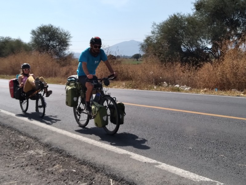 Mochileros dan la vuelta al mundo sin avión