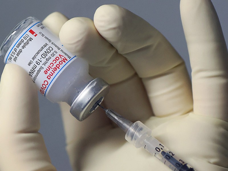Moderna analiza el desarrollo de una vacuna contra variante Ómicron