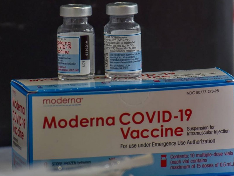 Moderna inicia ensayos de su vacuna de refuerzo contra Ómicron