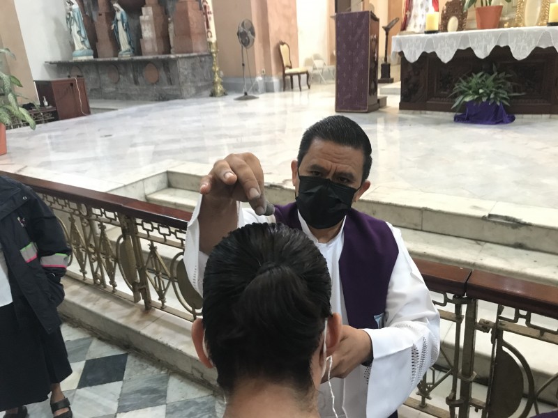 Modifican rito de imposición de cenizas en Catedral de Veracruz