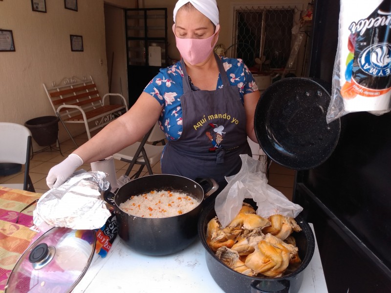 Mole y arroz para llevar, comida socorrida ante contingencia