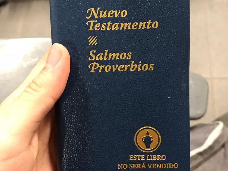 Entrega de biblias afuera de preparatoria incomoda a padres