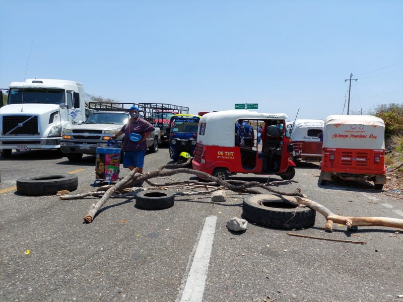 Ciudadanos molestos por segundo día de bloqueo en Tehuantepec
