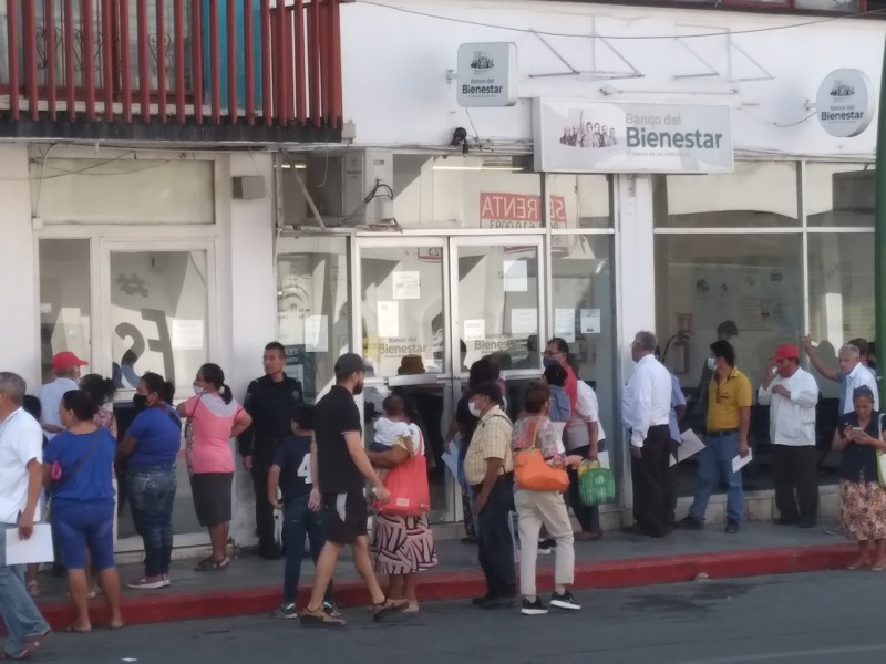 Molestia, desinformación y largas filas en  bancos del Bienestar