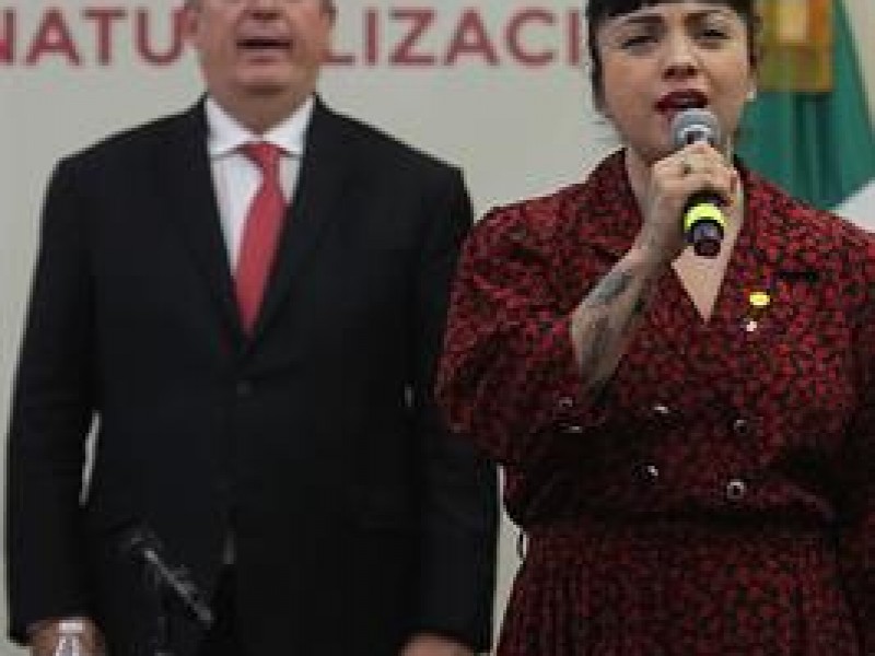 Mon Laferte recibe carta de naturalización en México