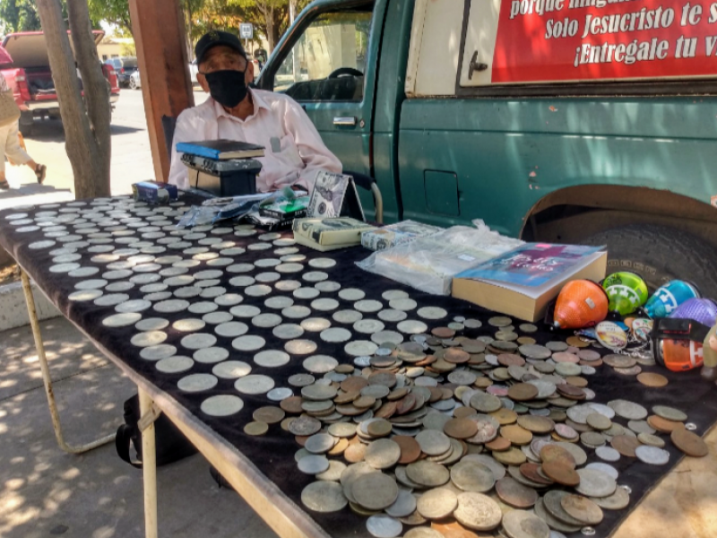Monedas antiguas para coleccionistas, el negocio de Alfredo Mejía