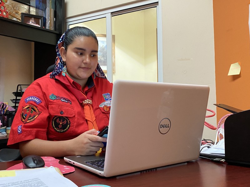 Mónika, la scout que ayuda a maestros con clases online