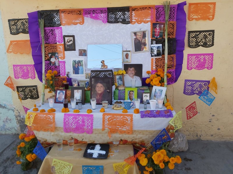 Montan altar para rendir tributo a vecinos fallecidos