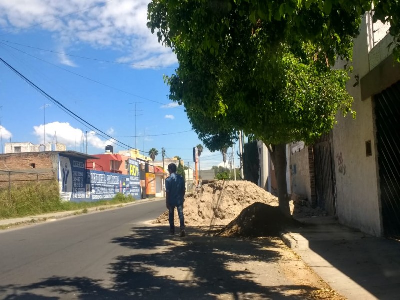 Monticulos de tierra obstruyen el paso