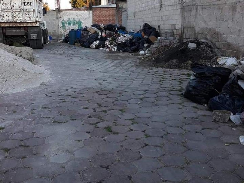 Montoneras de basura inundan calles de San Salvador Huixcolotla