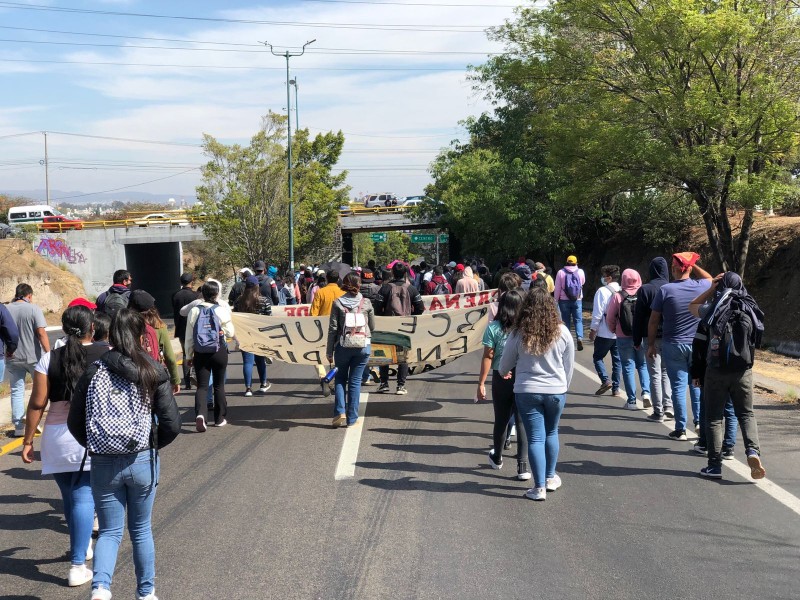 Morelia arranca la semana con movilizaciones de normalistas