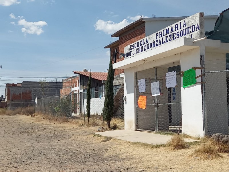 Morelia; Madres de familia toman Primaria, piden destitución de directora