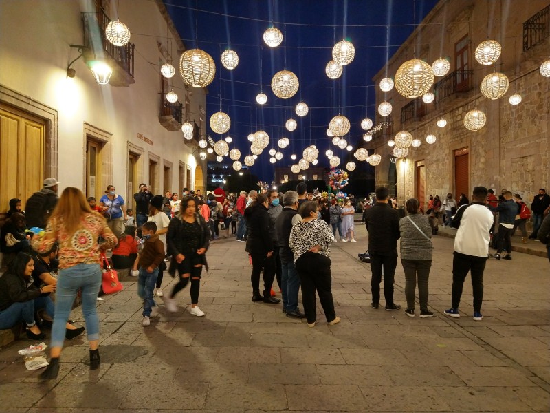 Morelianos abarrotan centro y plazas comerciales
