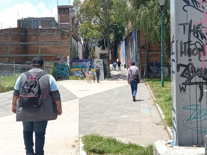 Morelianos denuncian descuido e inseguridad en Plaza de la Paz