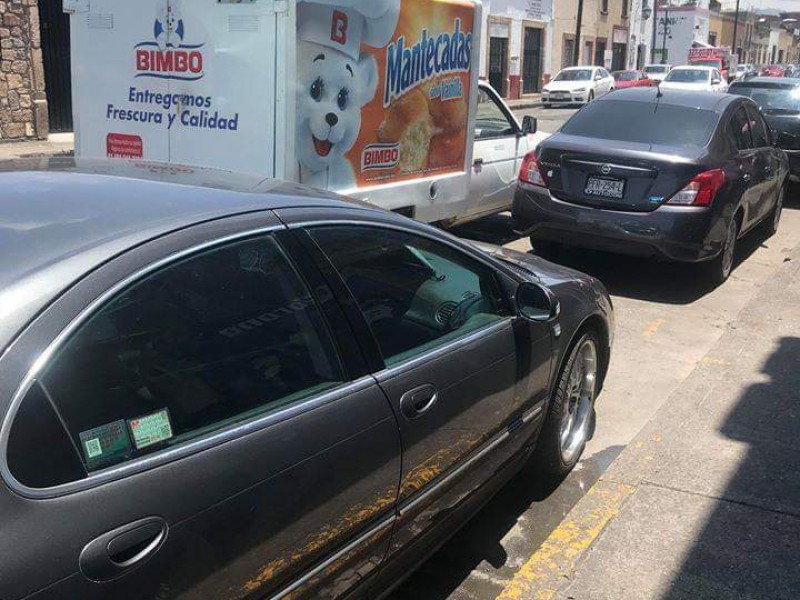 Morelianos no respetan balizamientos que prohíben estacionarse