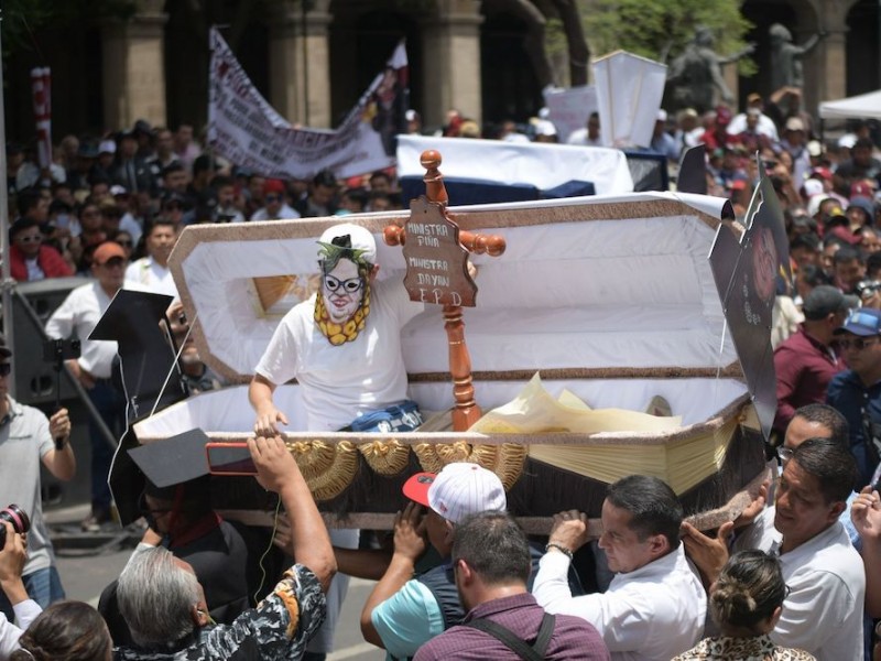 Morenistas protestan con ataúdes con imagen de ministra Norma Piña