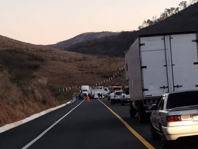Mototaxistas bloquean autopista Barranca Larga-Ventanilla; exigen su libre tránsito
