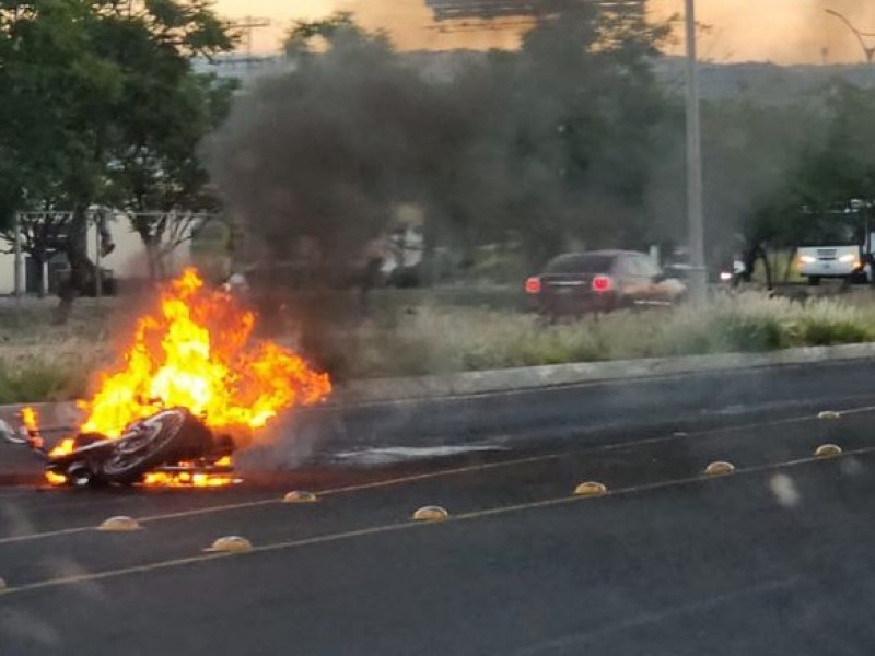 Motocicleta ardió en paseo de la república