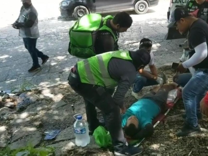 Motocicleta cae en socavón sufriendo fractura que requiere operación