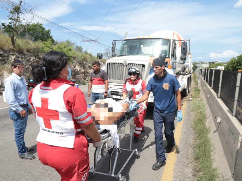 Motocicleta termina bajo camión de volteo en Mazatlán