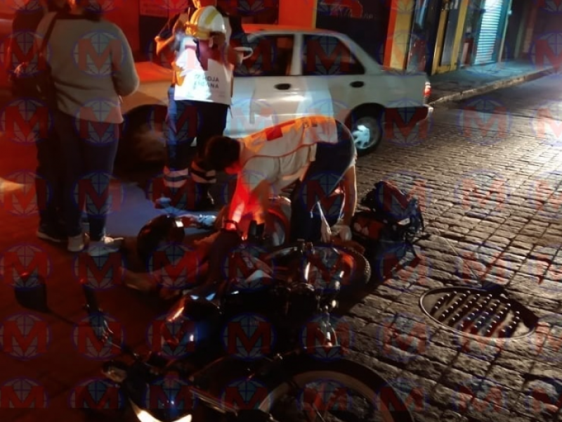 Motocicleta y automovil se impactan en colonia centro